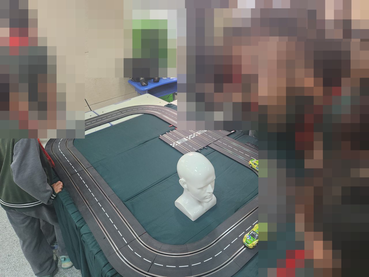 脑机赛车专注力测评现场赛道与脑电头环