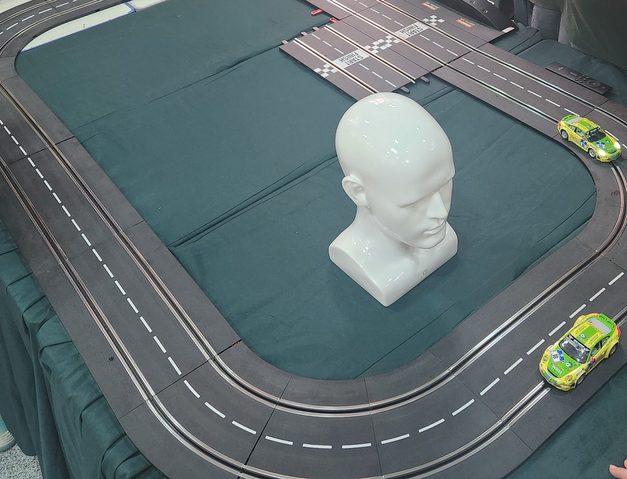 脑电头环展示模型与脑控赛车赛道