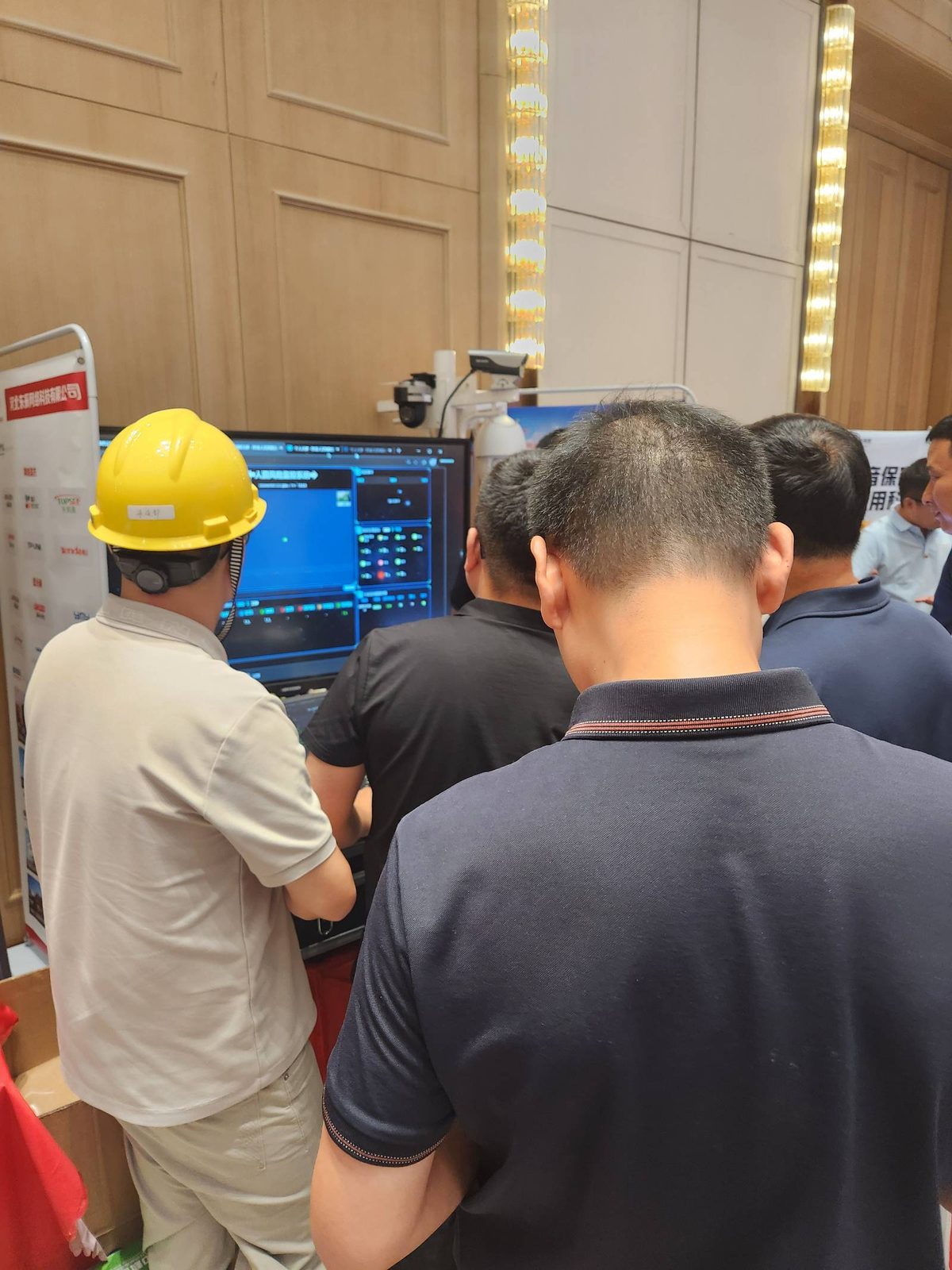 展会现场:参会者在脑智梦展台观看人因风险监控预警平台演示