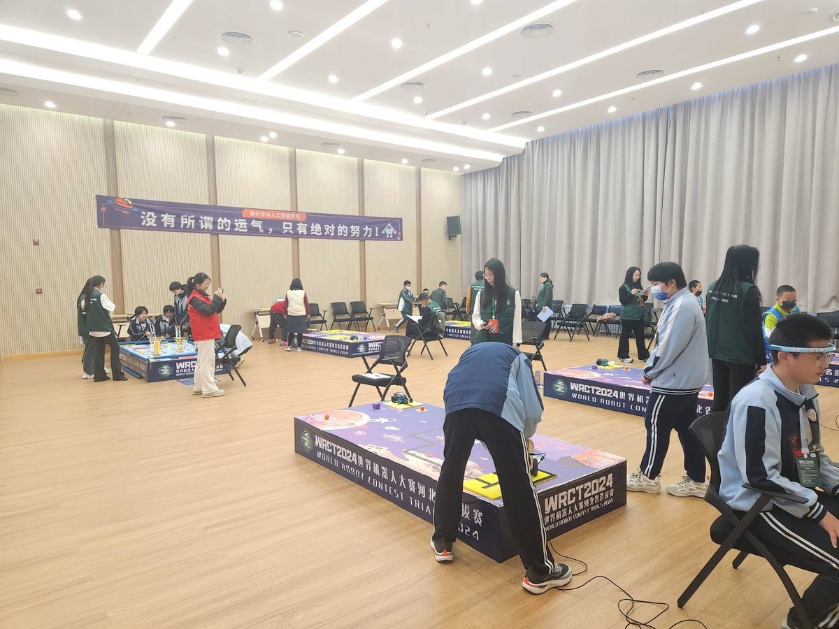 竞赛区现场:选手在「火星救援」赛项中借助脑机接口设备完成任务